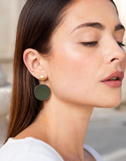 boucles d'oreilles, earrings, vegan, bijou doré, bijoux, jewelry, cuir de pomme, cuir vegan, vegan fashion, style, made in France, durabilité, éthique, french touch, style, bijoux créateur, artisanat, fait-main, handmade, vegan leather, faux leather