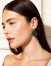 boucles d'oreilles, earrings, vegan, bijou doré, bijoux, jewelry, cuir de pomme, cuir vegan, vegan fashion, style, made in France, durabilité, éthique, french touch, style, bijoux créateur, artisanat, fait-main, handmade, vegan leather, faux leather