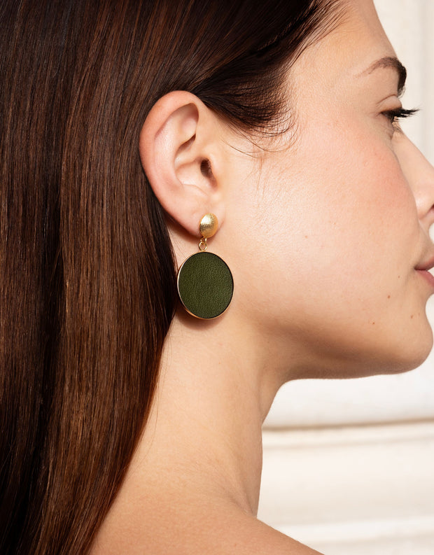 boucles d'oreilles, earrings, vegan, bijou doré, bijoux, jewelry, cuir de pomme, cuir vegan, vegan fashion, style, made in France, durabilité, éthique, french touch, style, bijoux créateur, artisanat, fait-main, handmade, vegan leather, faux leather