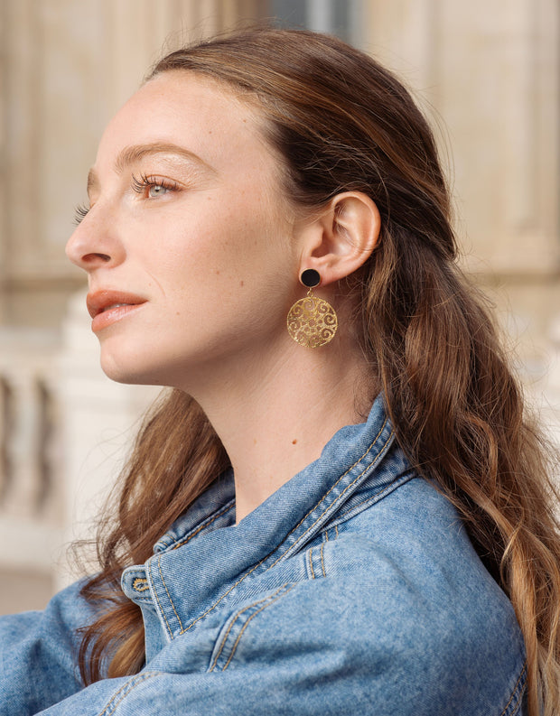 boucles d'oreilles, earrings, vegan, bijou doré, bijoux, jewelry, cuir de pomme, cuir vegan, vegan fashion, style, made in France, durabilité, éthique, french touch, style, bijoux créateur, artisanat, fait-main, handmade, vegan leather, faux leather, mode femme