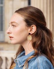 boucles d'oreilles, earrings, vegan, bijou doré, bijoux, jewelry, cuir de pomme, cuir vegan, vegan fashion, style, made in France, durabilité, éthique, french touch, style, bijoux créateur, artisanat, fait-main, handmade, vegan leather, faux leather, mode femme